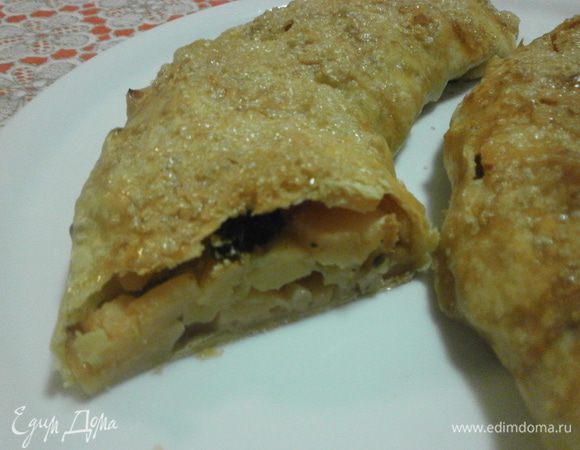 Хрустящая корочка, ароматная начинка. Самый вкусный штрудель чуть тёплый, тогда хорошо слышно аромат корицы. Взбитые сливки будут прекрасным дополнением, так вам предложат в кафе и ресторанах.