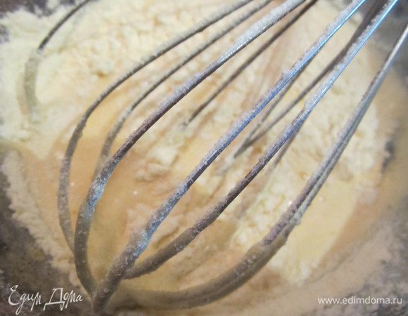 За день до приготовления булочек готовим  крем. Поставить молоко на огонь, подогреть, не доводить до кипения. Желтки взбить с сахаром (белки не выкидывать), мукой или крахмалом, добавить 0,5 ст. ложки лимонного сока, размешать.