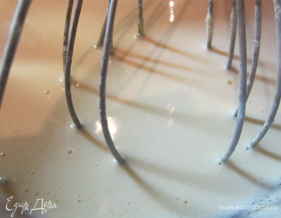 В желтки подлить немного теплого молока, размешать и влить в молоко, которое на плите, размешать и варить все время помешивая на медленном огне минут 7-10, до первой бульки, крем должен загустеть.