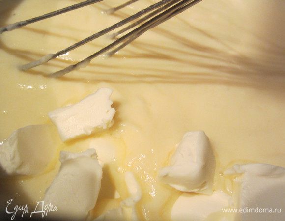 Добавить в крем сливочное масло, ванилин, 0,5 ст. ложки лимонного сока, хорошо размешать, убрать с огня, дать остыть, накрыть пищевой пленкой и поставить на ночь в холодильник. 