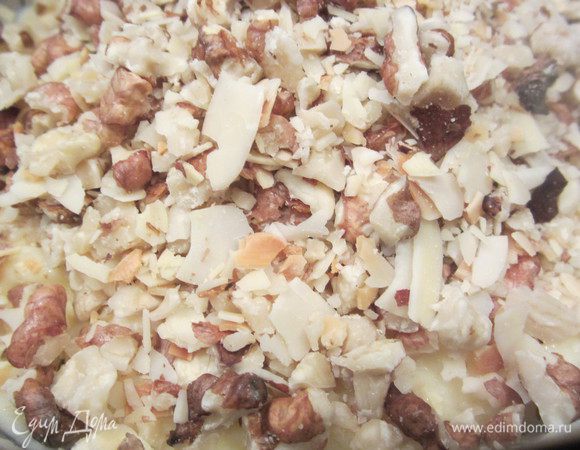 На следующий день добавить в крем орешки, размешать и поставить в холодильник.