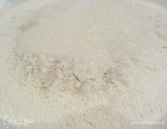 Готовим тесто. Смешать все сухие ингредиенты: муку,  дрожжи, сахар, соль, добавить сливки, перемешать венчиком.