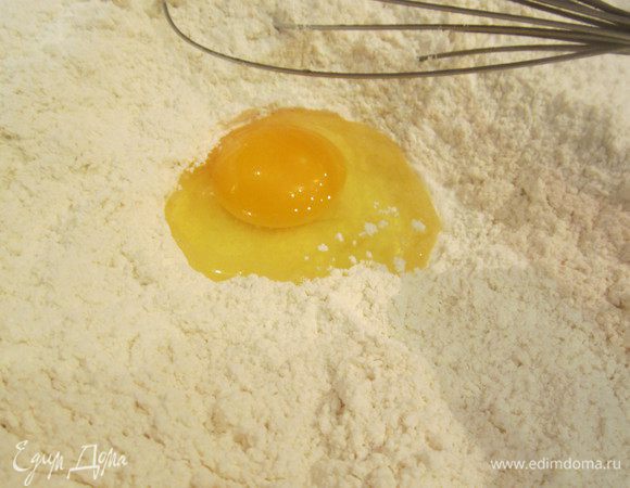Сделать лунку, добавить яйцо и взбить его вилкой,постепенно ввести в мучную смесь молоко (немного подогреть в микроволновке), замесить тесто. 
