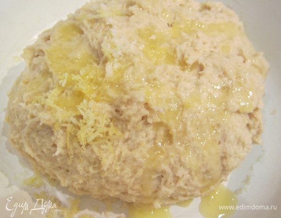 Добавить цедру и растопленное масло, вмесить в тесто.
Тесто получается липкое, но муку больше не добавлять. 