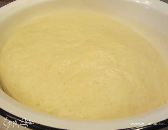 Тесто должно увеличиться и подняться раза в 4. Снова его немного вымесить, подсыпать муку не нужно, так как оно прекрасно отстает и не липнет.