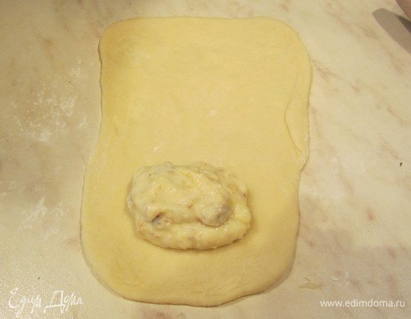 Раскатать тесто овалом, не сильно тонко, положить начинку, 1-2 чайной ложки.