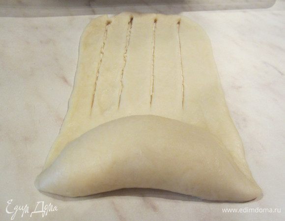 Вообще, лучше ножичком делать меньше надрезов, 5 хватит, я сначала делала 8, как на  предыдущем  фото, но булочки не очень симпатичные выходили.