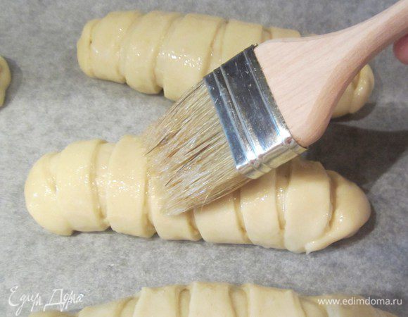 Смазать каждую булочку немного взбитыми белками. И отправить в разогретую духовку  на 180 гр. около 20 минут, до золотистого цвета.