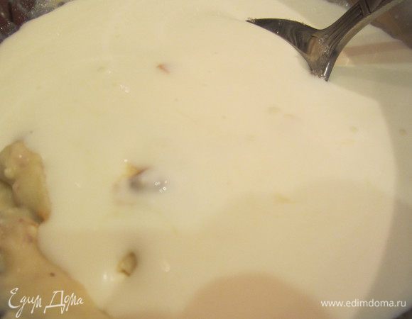 Для смазывания булочек я взбила немного сметаны с сахаром и размешала с  кремом, который у меня остался для булочек.