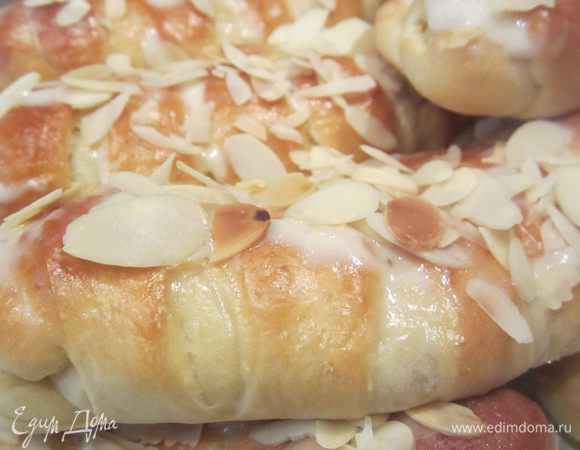 И посыпала миндалем. Булочки безумно вкусные получились. Я в восторге! Приятного чаепития!