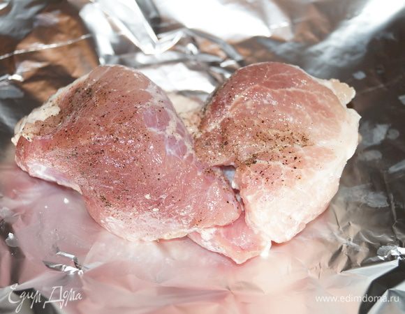 Свинину моем и обсушиваем полотенцем, натираем солью и приправами и выкладываем на фольгу.