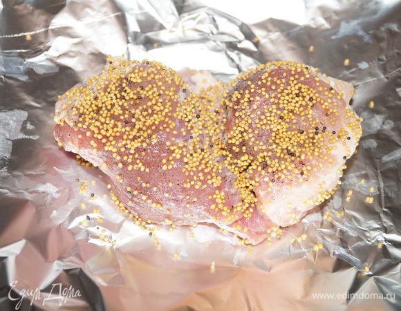 Смазать свинину горчицей.