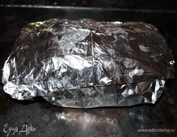 Завернуть хорошенько в фольгу и поставить в духовку, разогретую до 180 градусов, на 1-1,5 часа. Приятного аппетита!!!