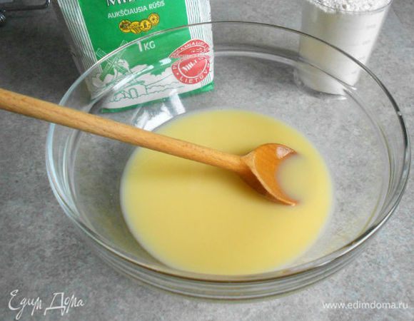 В стакан положите 2 желтка и долейте воды до 200 мл, перелейте в миску, добавьте лимонный сок и соль.