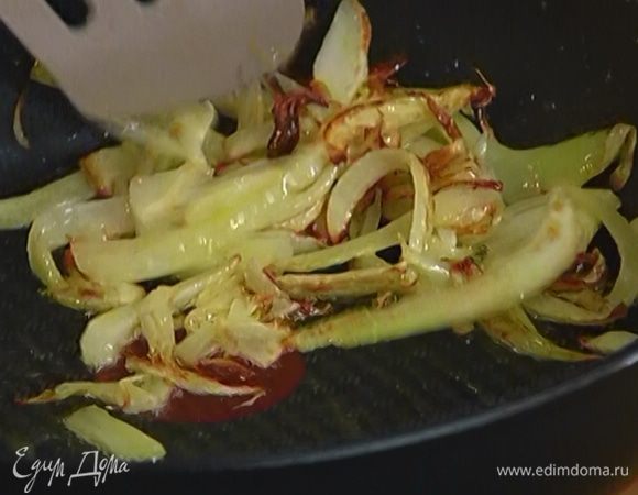 Разогреть в сковороде 1 ч. ложку оливкового масла и обжарить нарезанный фенхель до золотистого цвета.