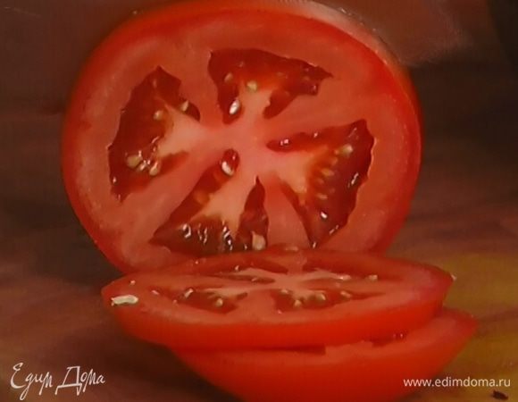 Помидор нарезать тонкими кружками.