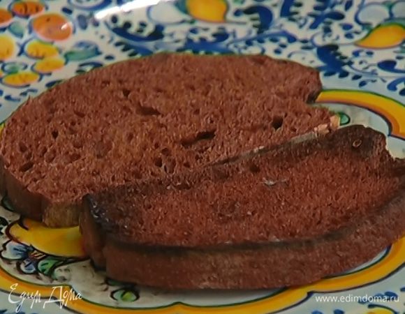 Чеснок почистить, разрезать пополам и натереть им обжаренный хлеб.