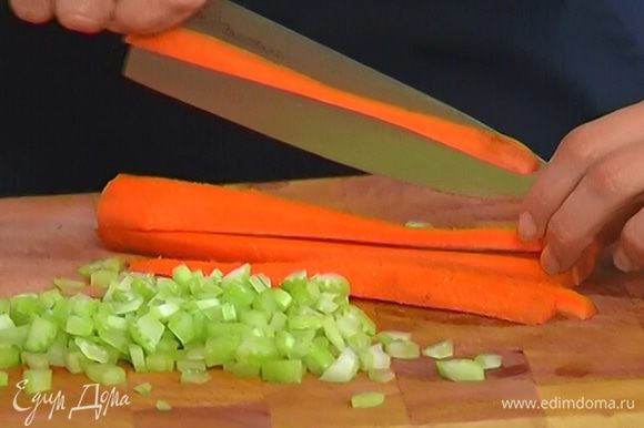 Морковь и лук почистить и мелко нарезать.