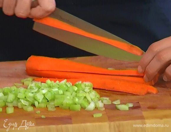 Морковь и лук почистить и мелко нарезать.