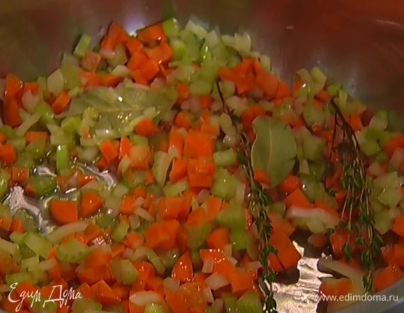 Разогреть в кастрюле 2 ст. ложки оливкового масла, выложить измельченные овощи, добавить лавровый лист и тимьян и обжаривать на небольшом огне 3–5 минут.