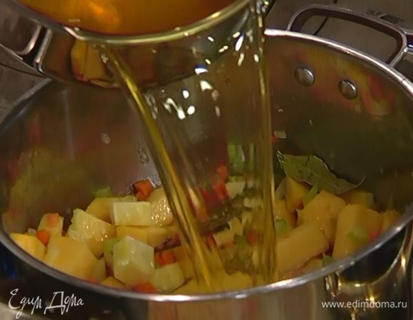 Влить в кастрюлю с овощами горячий овощной бульон и 4 половника воды, в которой варилась фасоль.