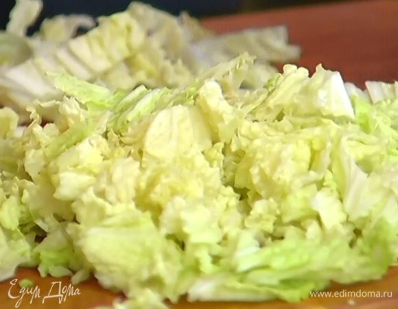 Капусту порезать не слишком мелко, добавить в суп и варить еще несколько минут, пока она не будет готова. 