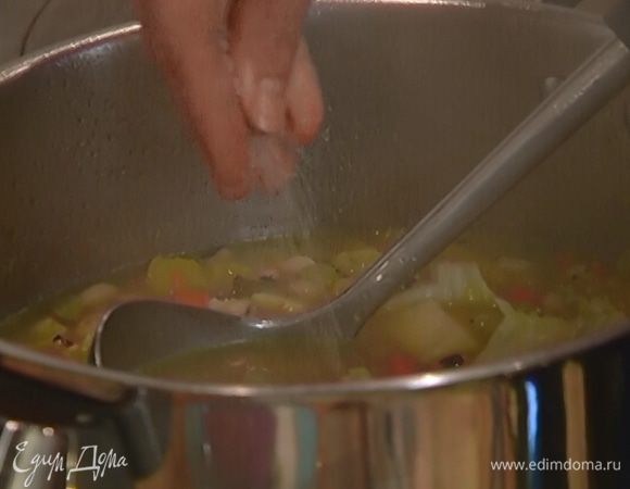 Суп посолить и перемешать. 