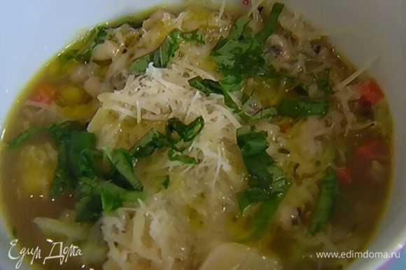 Разлить суп в тарелки, посыпать натертым сыром, базиликом, добавить чуть-чуть оливкового масла и подавать.