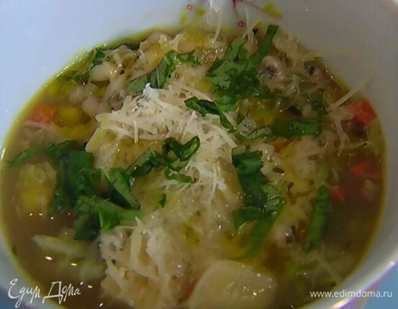 Разлить суп в тарелки, посыпать натертым сыром, базиликом, добавить чуть-чуть оливкового масла и подавать.