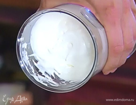 Сливки взбить в отдельной посуде.