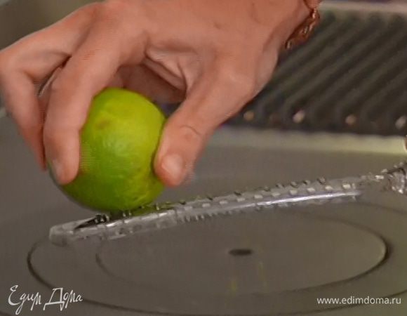 Цедру лайма натереть на мелкой терке и добавить к сахару с яйцами. 