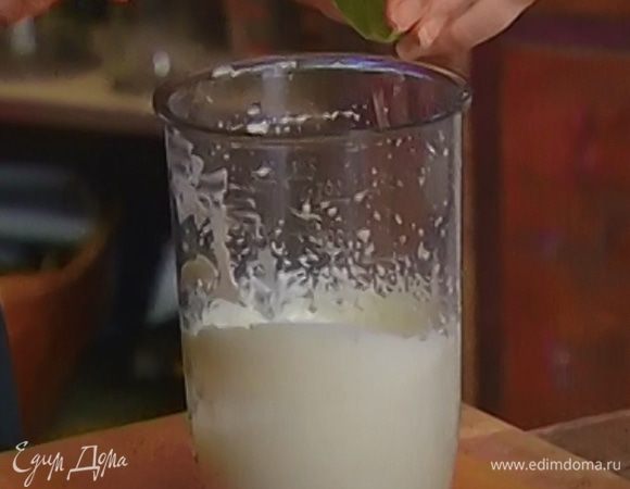Выжать из лайма сок и влить во взбитые сливки.