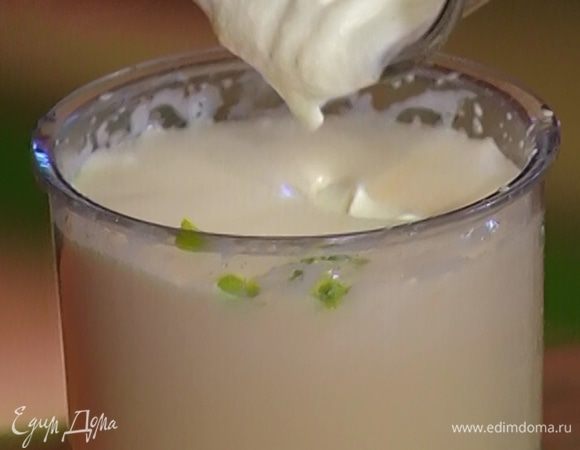 Перемешать сахарно-яичную массу со взбитыми сливками.