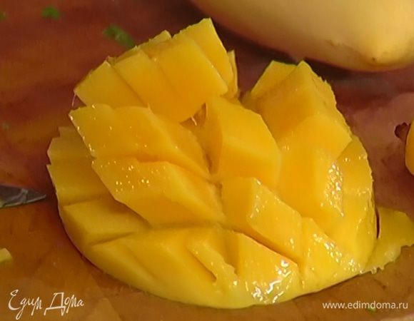 Манго почистить и, удалив косточку, нарезать мякоть небольшими кубиками.