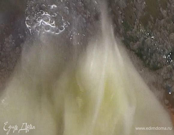 Оставшиеся два белка слегка взбить венчиком.