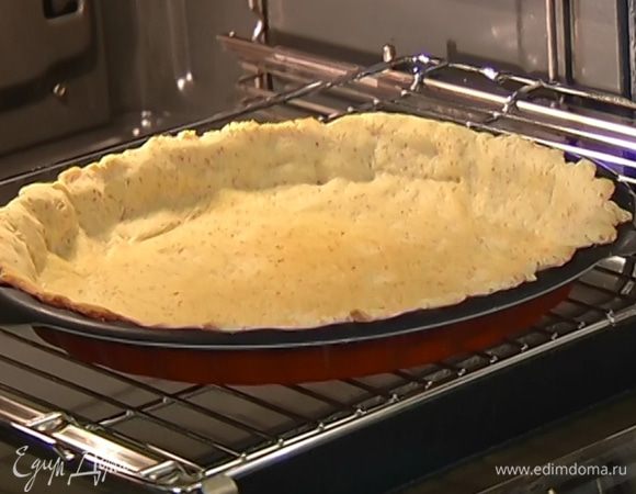 Вынуть форму из духовки, удалить горох вместе с бумагой, смазать весь корж и бортики белками и вернуть в духовку еще на 5 минут.