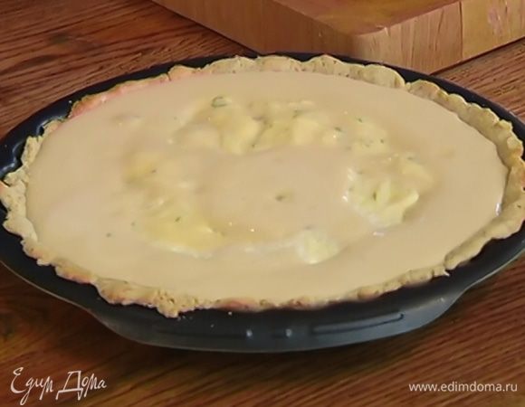 Вынуть корж из духовки, разложить сверху кусочки манго и залить кремом.