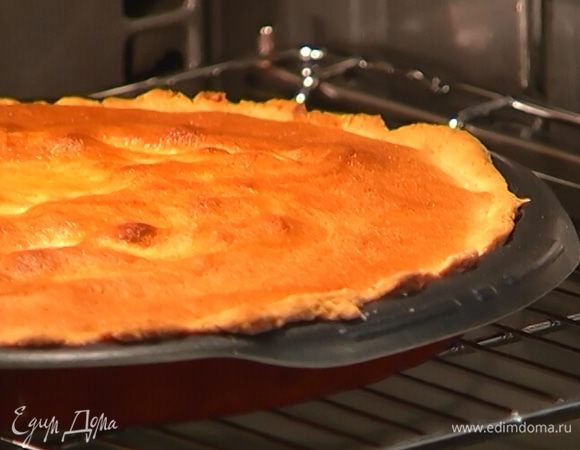 Поместить тарт в разогретую духовку еще на 30 минут, затем остудить, вынуть из формы и подавать.