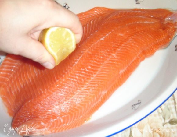 Рыбу промыть, почистить, освободить от плавников и костей, сделать филе на коже. Сбрызнуть соком лимона и дать немного постоять.