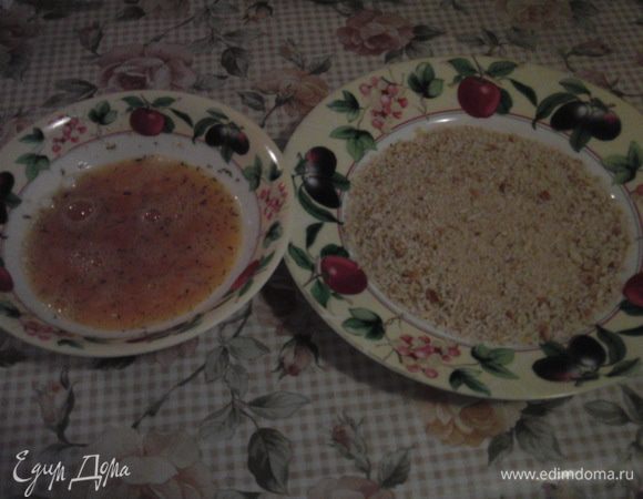 Яйца взбить со специями. Подготовить панировочные сухари.