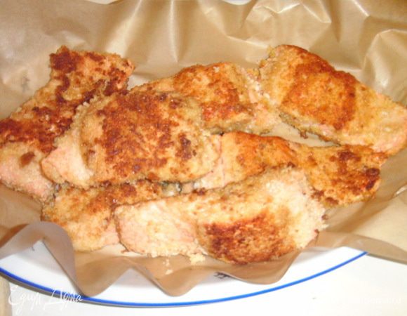 Рыбу порезать на порц. куски, каждый кусок обмакнуть в яйце, затем в пан.сухарях и обжарить с двух сторон. Подавать рыбку можно  как в тёплом, так и в холодном виде.