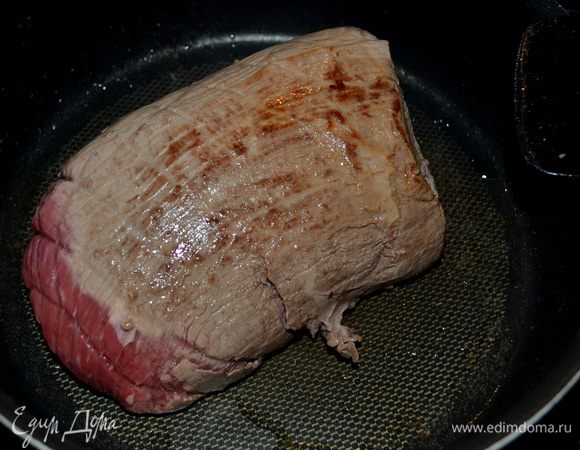 Обжарить говядину со всех сторон на раст. масле. Снять со сковороды.