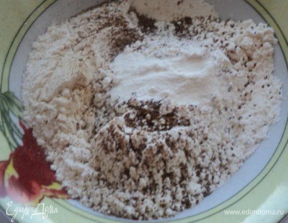 Смешать муку, разрыхлитель теста, корицу, мускатный орех, имбирь.