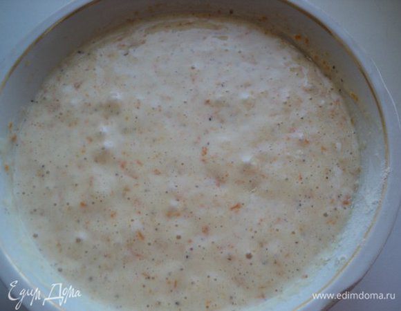 Яйца взбить с сахаром в течении 5 мин до пышной массы, добавить тыквенное пюре, перемешать. Добавить мучную смесь, перемешать.