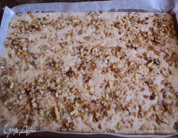 Противень (у меня 20х35 см) застелить бумагой для выпечки, смазать маслом, вылить тесто, сверху посыпать дробленными грецкими орехами. Запекать при температуре 180 градусов 15-20 мин.