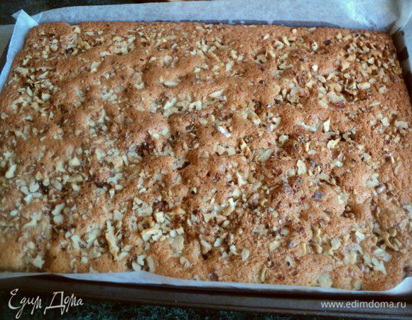 Готовый корж охладить и разрезать на 2 части.