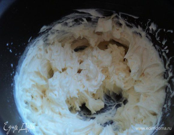 Крем: сливочный крем и размягченное сливочное масло взбить миксером вместе с сахарной пудрой и ванильным сахаром.