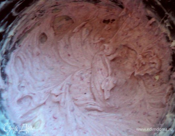 В ¼ часть крема добавить клюкву, перетертую с сахаром, хорошо взбить – получим крем розового цвета.