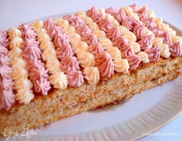 Коржи прослоить кремом и украсить по своему вкусу. Охладить в холодильнике.