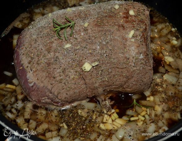 Добавить лук и готовить до мягкости. Cтакан кофе и 3/4 стак. воды с говяжьим кубиком бульона. Затем базилик, розмарин, чеснок, соль и перец. Вернуть говядину. Убавить огонь и поставить тушить на 2-2 1/2 часа или до готовности говядины.